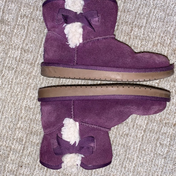 Koolaburra by Ugg purple size 1 boots
Zipper on inside and satin bow on outside. - Picture 5 of 10